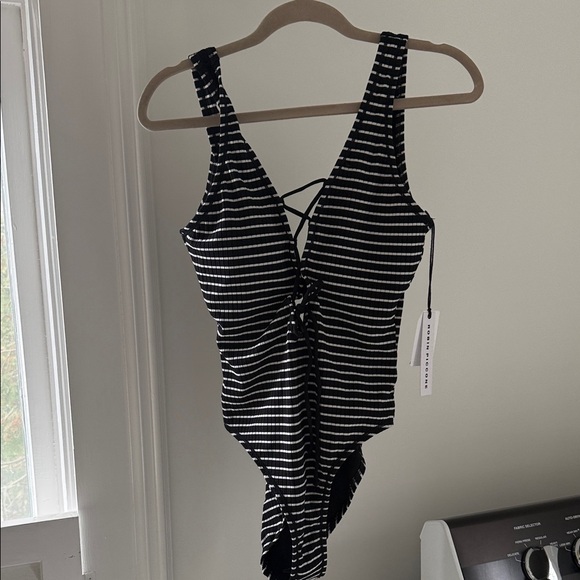 Robin Piccone Monochrome Striped Pattern - Picture 1 of 4